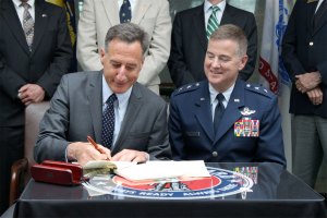Adj. Gen. Michael Dubie watches as Gov. Peter Shumlin signs the Veterans Tax Credit act. VTD/Taylor Dobbs