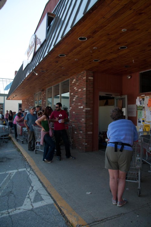 Shoppers wait to enter Mac's Market in Rochester to shop by flashlight. VTD/Josh Larkin