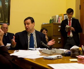 Steve Howard, the chief lobbyist for the VSEA state employees union, tells lawmakers he supports imposing mandatory agency fees for non-union members. Photo by Nat Rudarakanchana