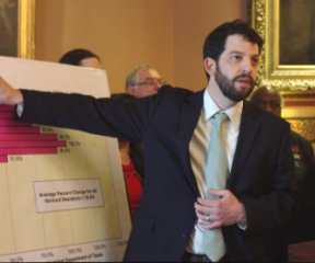 Rep. Chris Pearson, a Burlington Progressive, said the rising income of the rich justifies placing an extra burden on them to help fund state welfare for the poor, using a chart from the state Department of Taxes. Photo by Nat Rudarakanchana