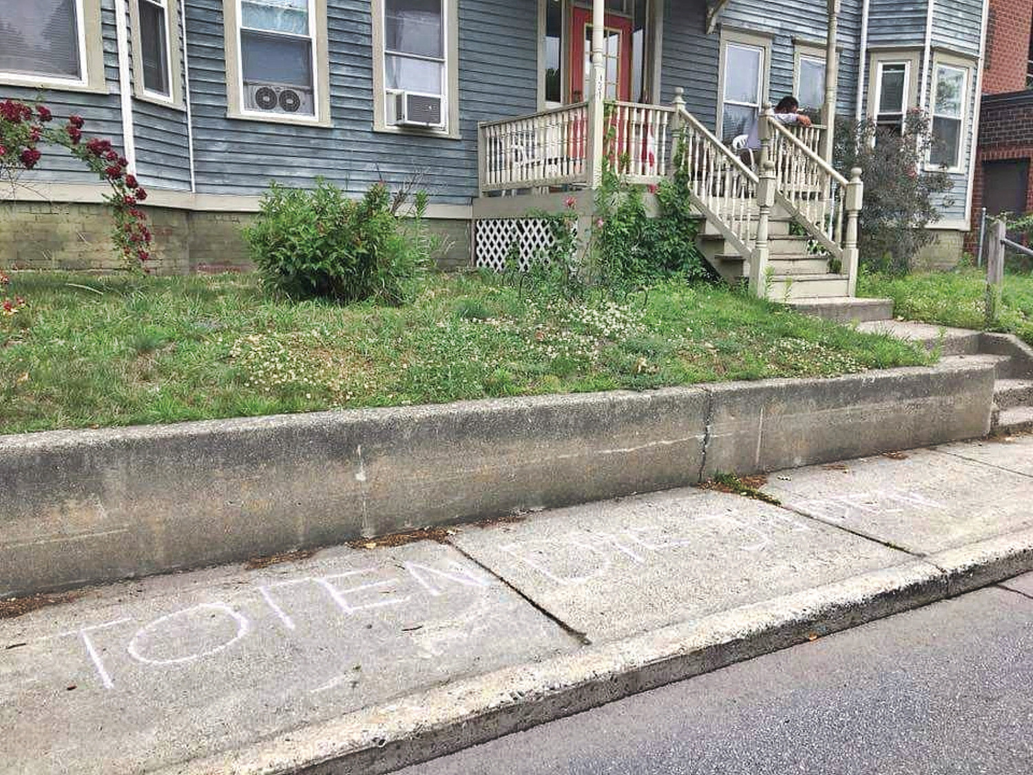 'Toten die Juden' message in chalk
