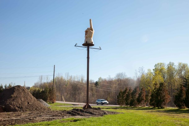 middle finger statue