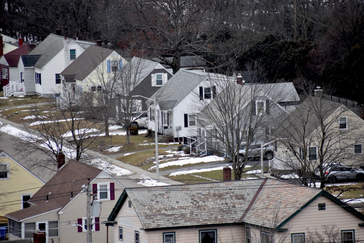 A row of houses in a neighborhood.
