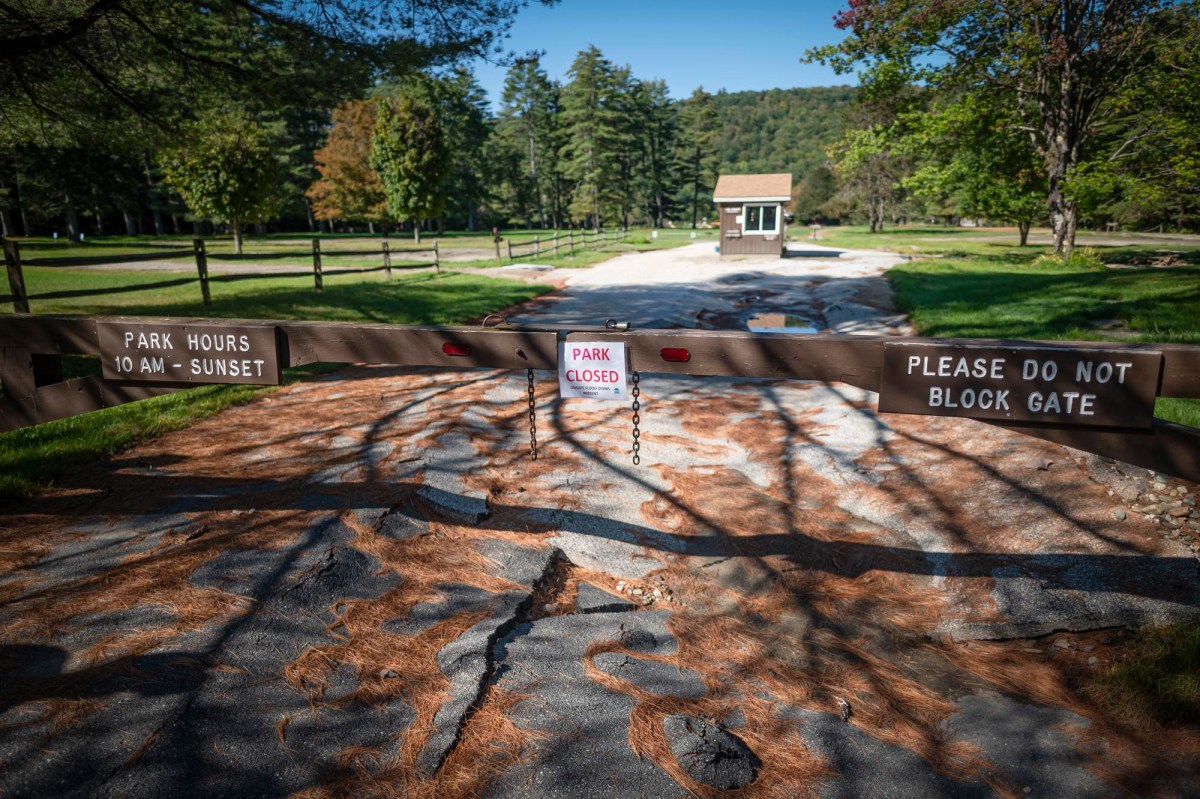 A sign at the entrance to a park with a sign that says park closed.