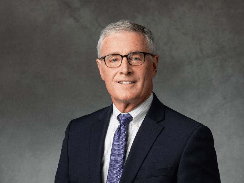 A man in a suit and tie posing for a photo.
