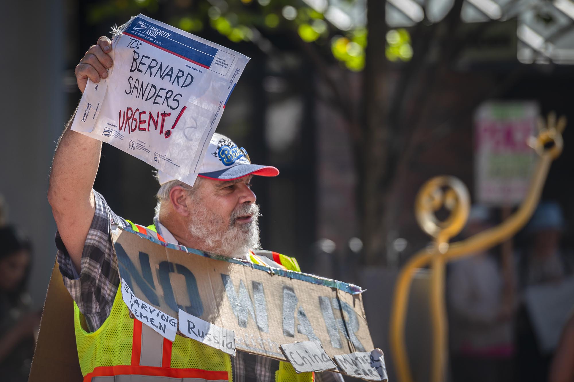 Antiwar demonstrators urge Sanders to seek diplomacy in Ukraine VTDigger