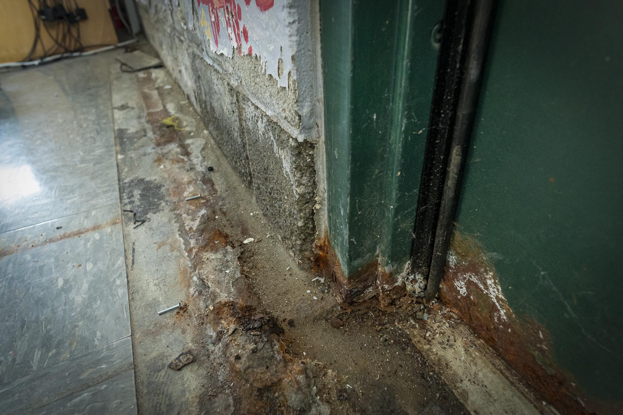 A doorway with rust and dirt on it.