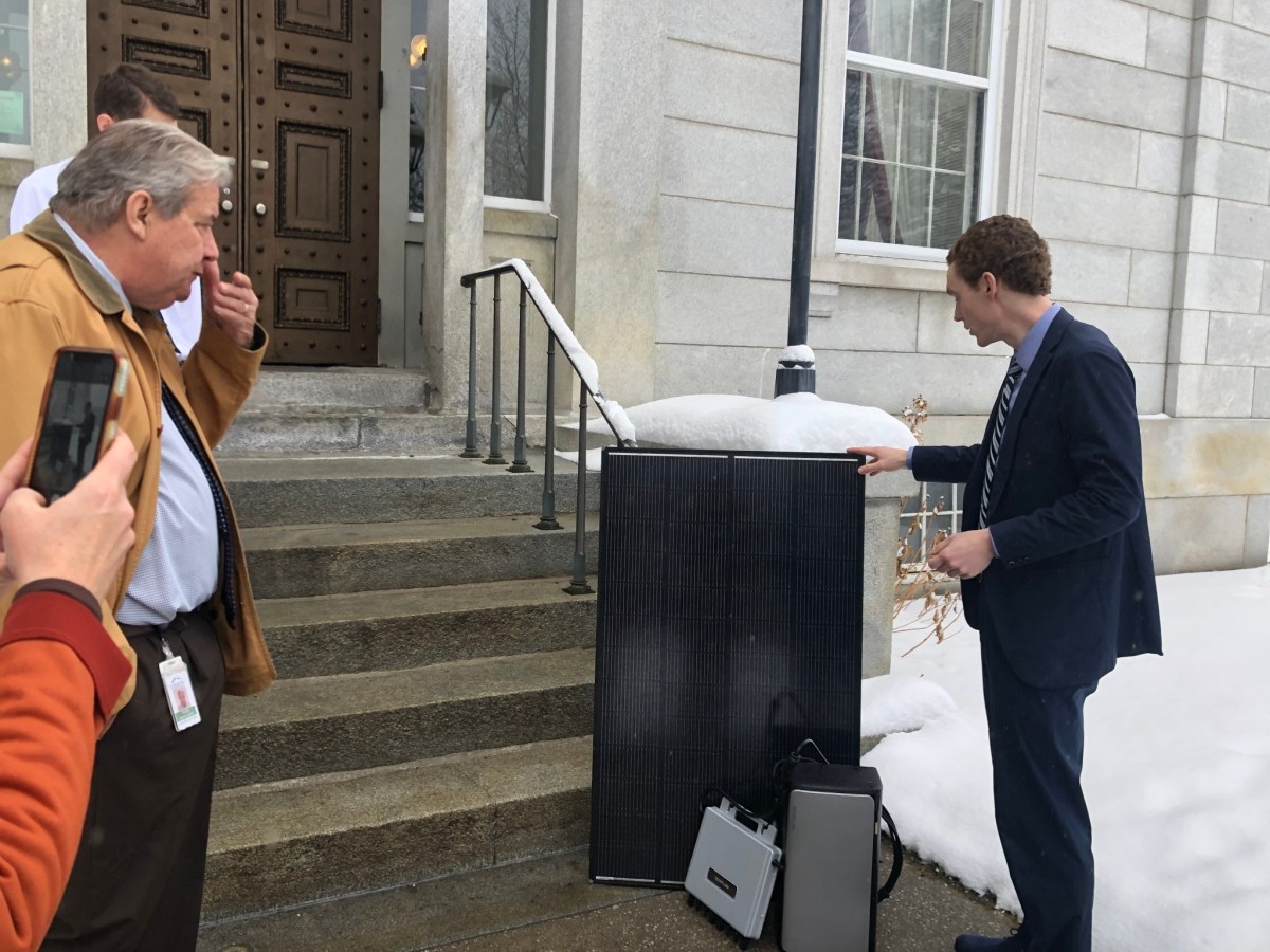 Proposed bill would make plug-in solar easier to own