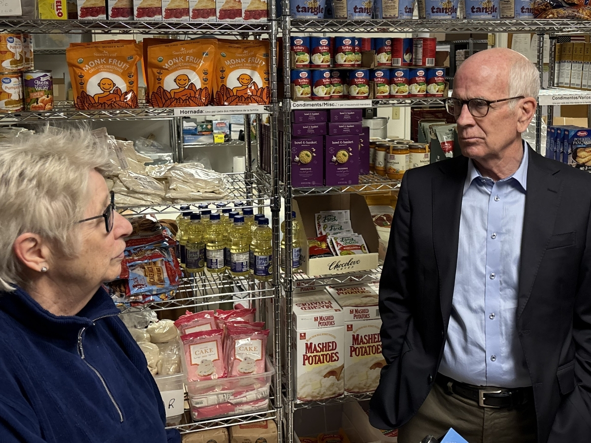 In food shelf visit, Sen. Welch backs nutrition assistance amid rising prices for Vermonters