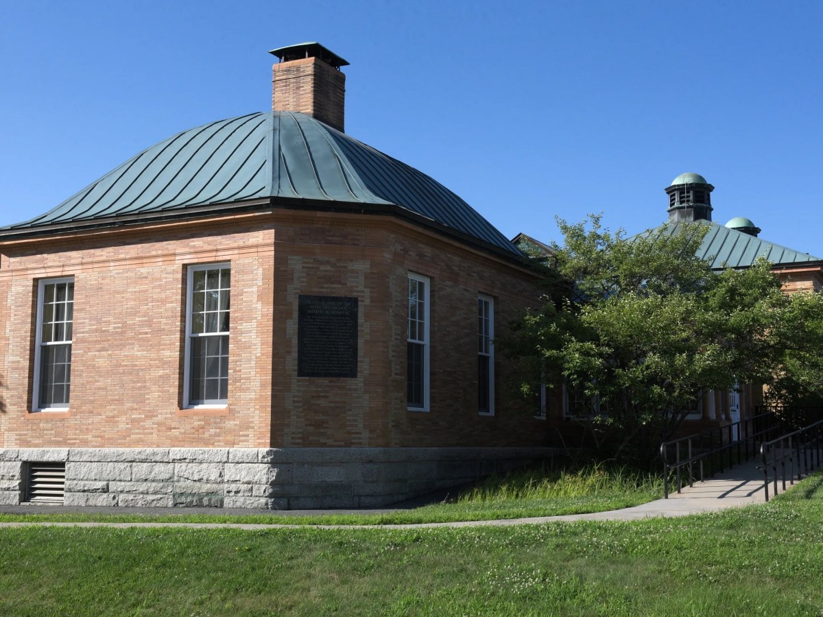 Dartmouth students push back against medical school admissions probe